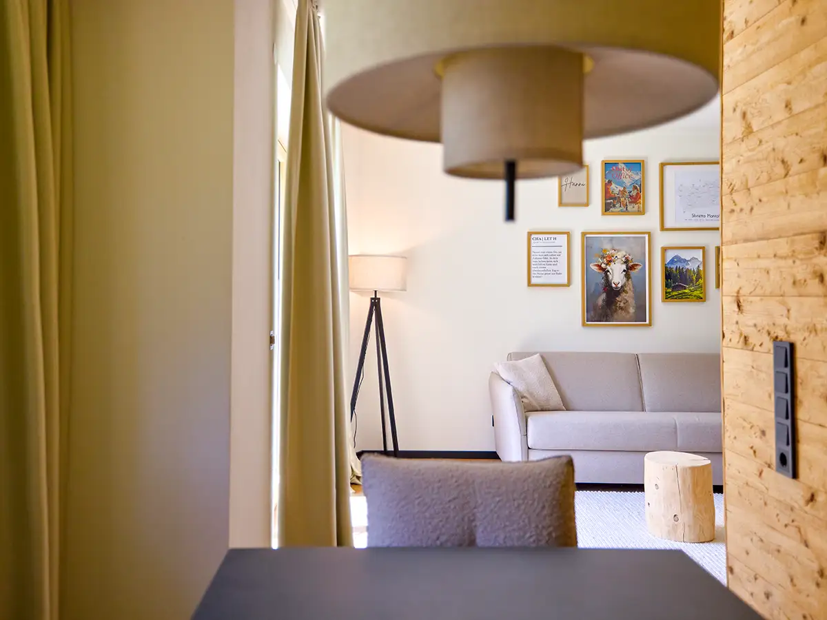 Ess- und Wohnbereich mit Sofa, Leuchte und liebevollen Details im Apartment HANNI im Chalet H