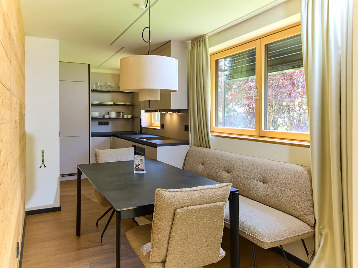 Helle Küche mit Essbereich, Fenster und moderner Ausstattung im Apartment HANNI im Chalet H