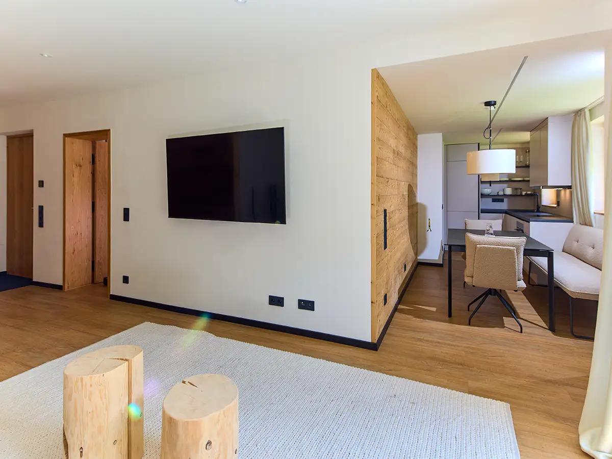 Offener Wohn-, Ess- und Küchenbereich mit moderner Ausstattung im Apartment HANNI im Chalet H