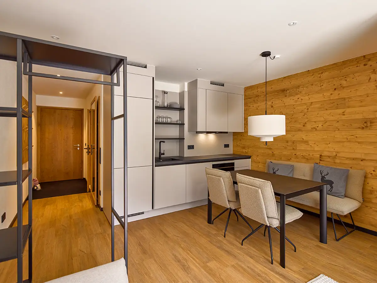 Offener Flur mit Essplatz und stilvollen Holzelementen im Apartment HANSI im Chalet H