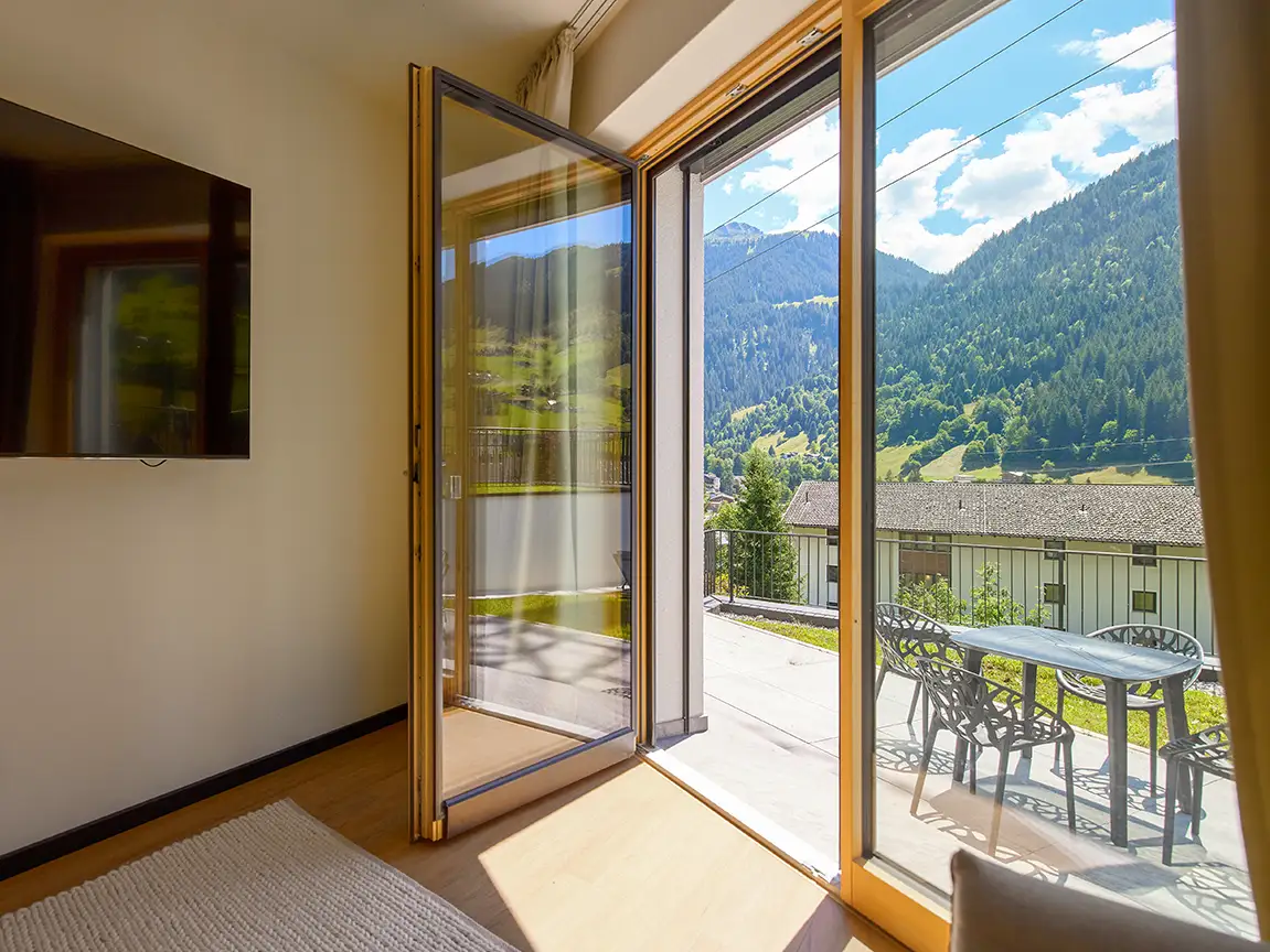Sonnige Terrasse mit direktem Blick auf die Montafoner Bergwelt im Apartment HANSI im Chalet H