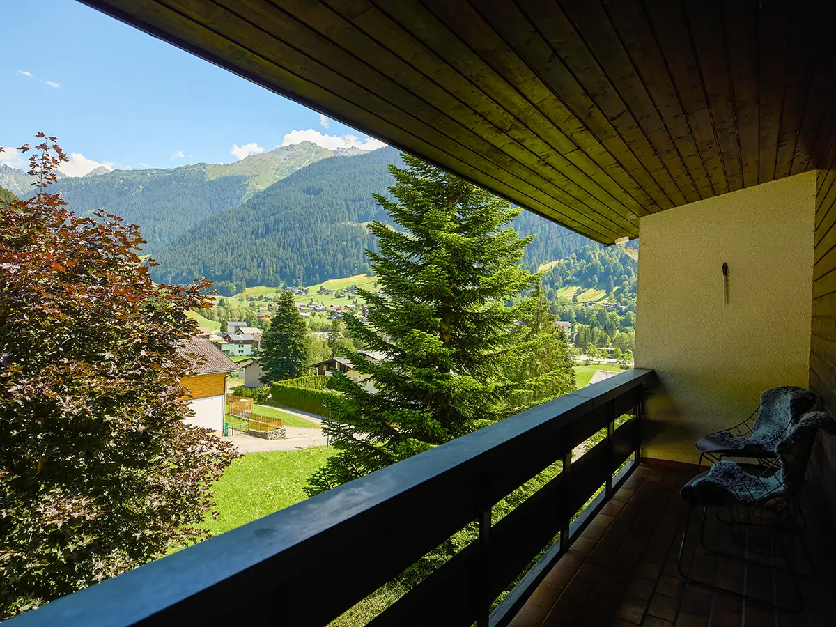 Offener Essbereich mit angrenzender Küche und TV im Apartment HARMONY im Chalet H