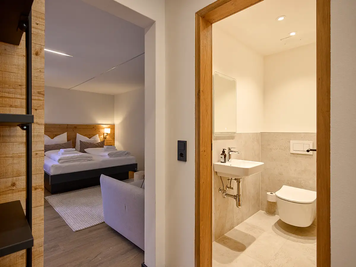 Heller Flur mit Zugang zum modernen Badezimmer im Apartment HARMONY im Chalet H