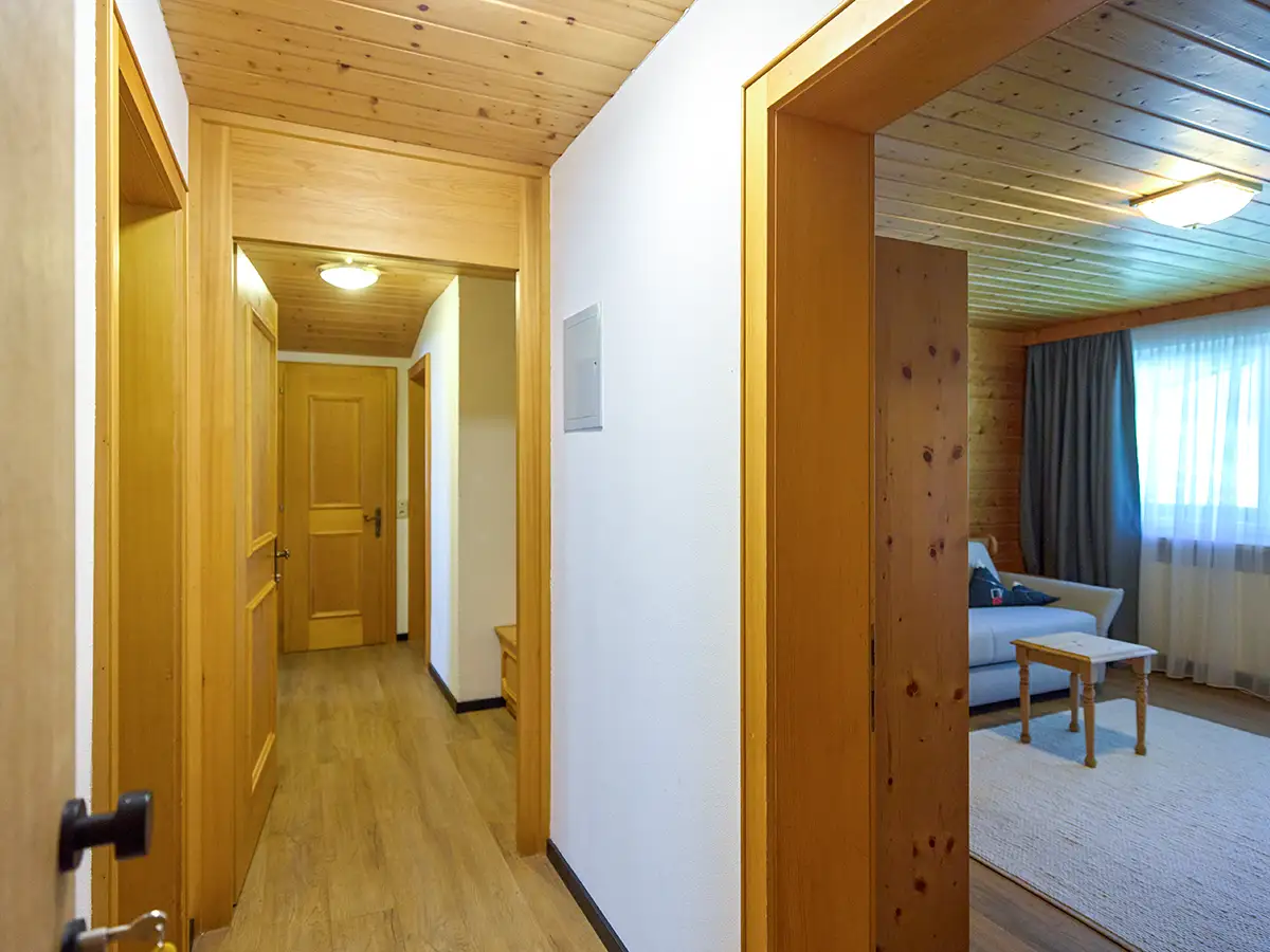 Flur mit Holzdecke und Zugang zu den Wohn- und Schlafräumen im Apartment HEAVEN im Chalet H