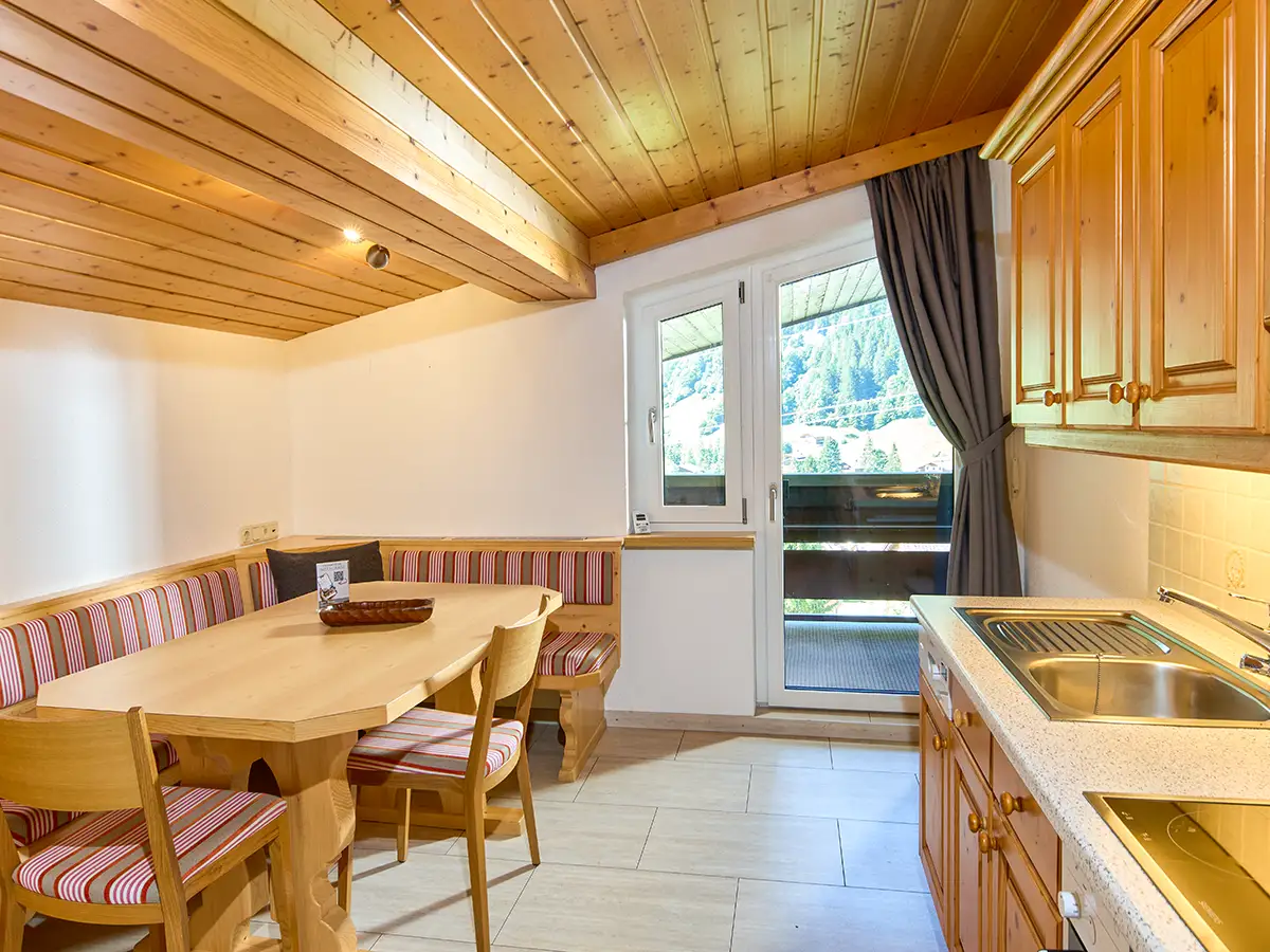 Alpine Wohnküche mit Essplatz und Zugang nach draußen im Apartment HEAVEN im Chalet H