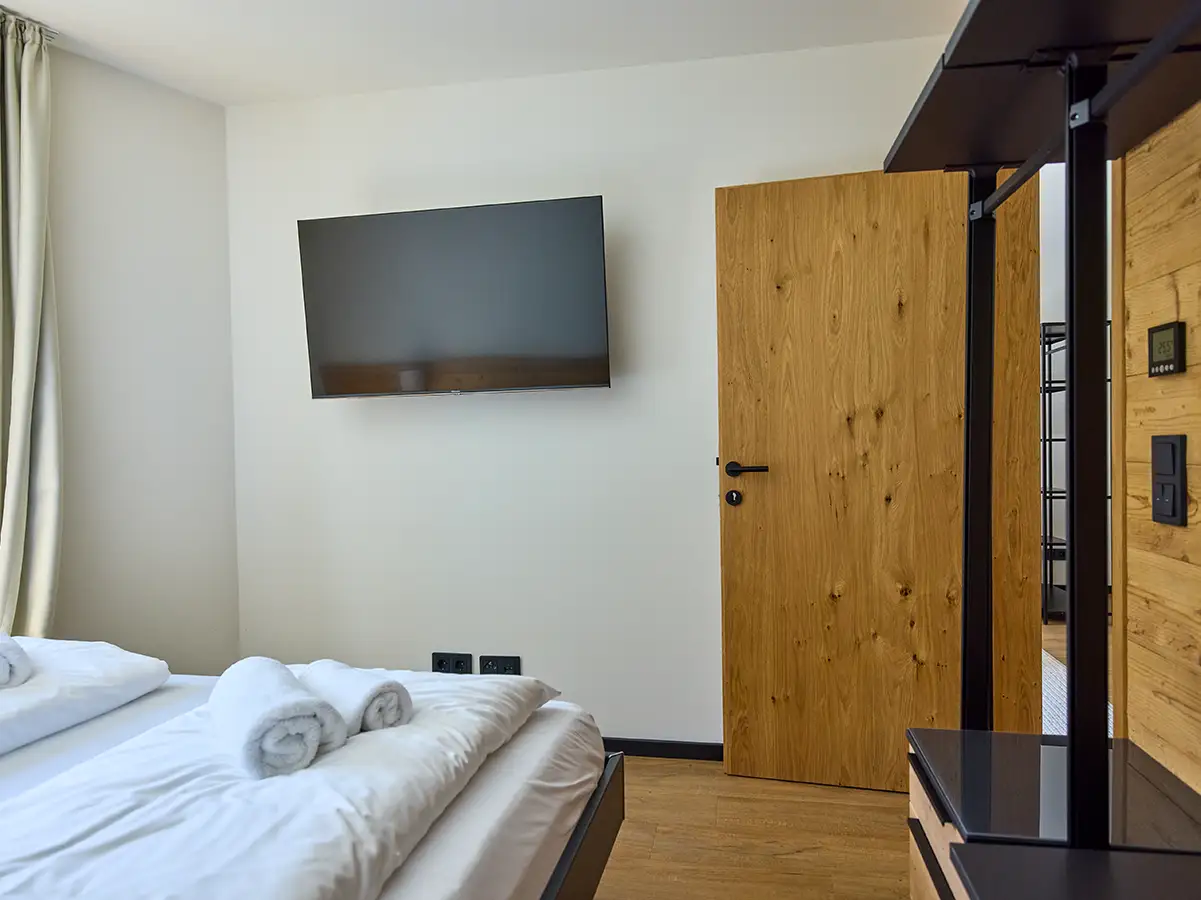 Modernes Doppelzimmer mit TV im Apartment HEIDI im Chalet H