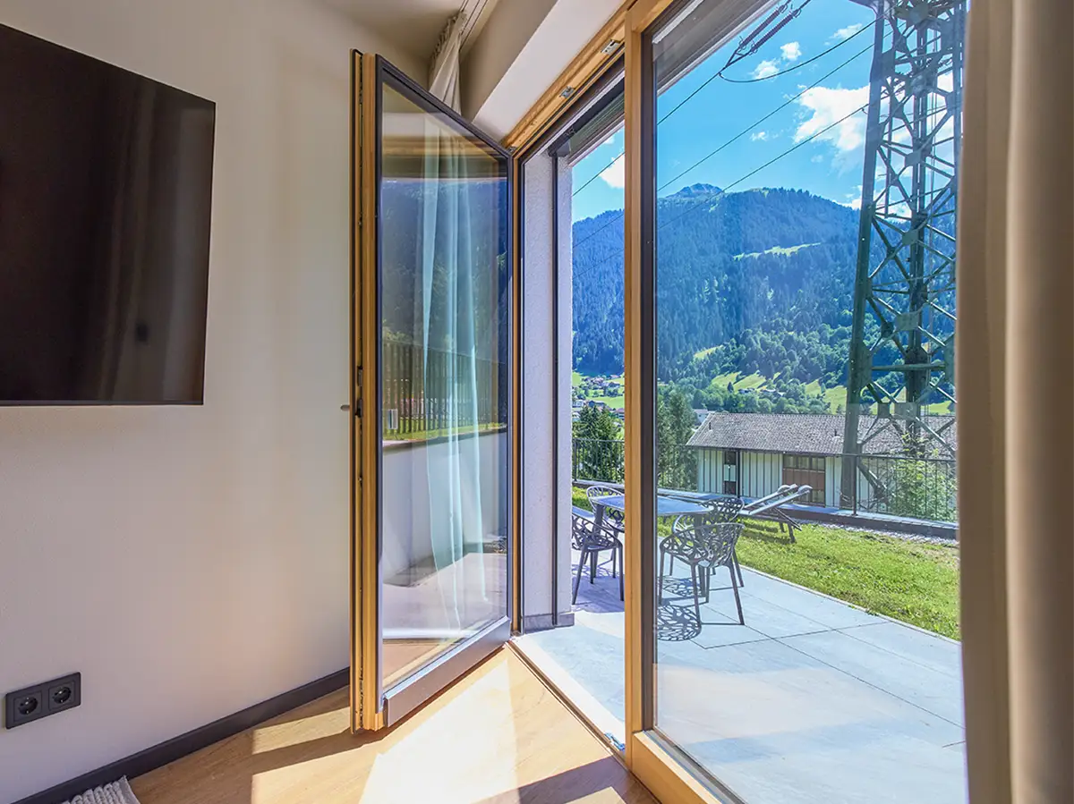 Terrasse mit Sitzplatz und freiem Blick auf die Montafoner Berge im Apartment HEIDI im Chalet H