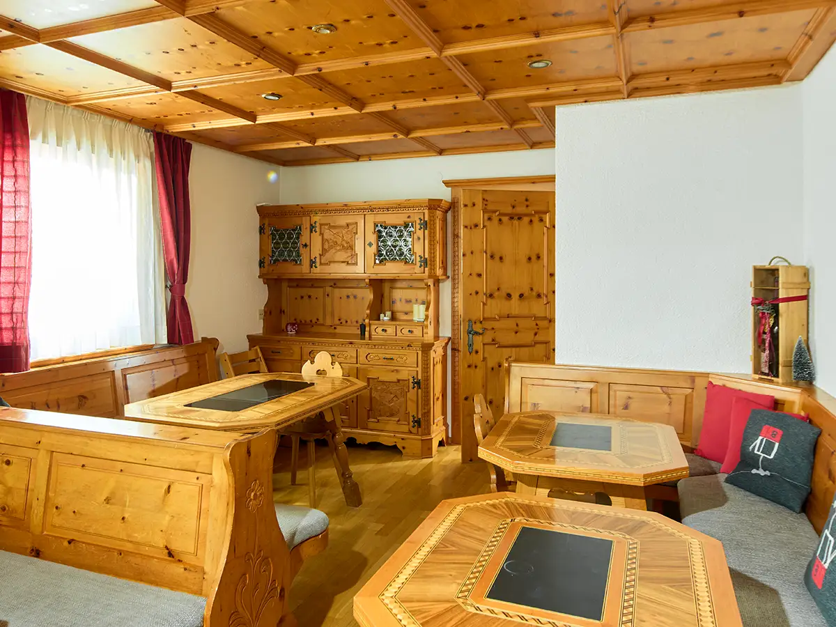 Urig eingerichteter Essbereich mit Holztisch und Eckbank im Apartment HOME im Chalet H