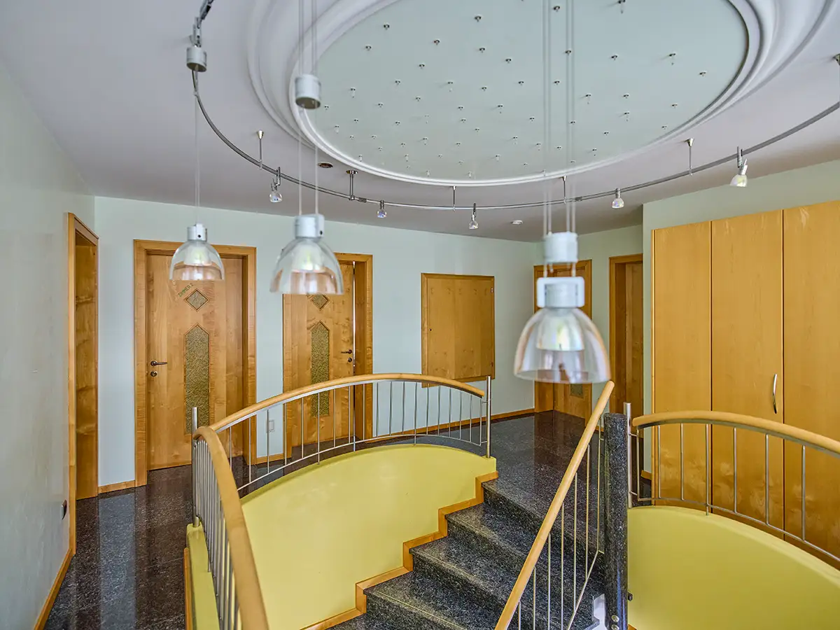 Offener Flur mit Galerie, Geländer und großzügiger Deckengestaltung im Apartment HOME im Chalet H
