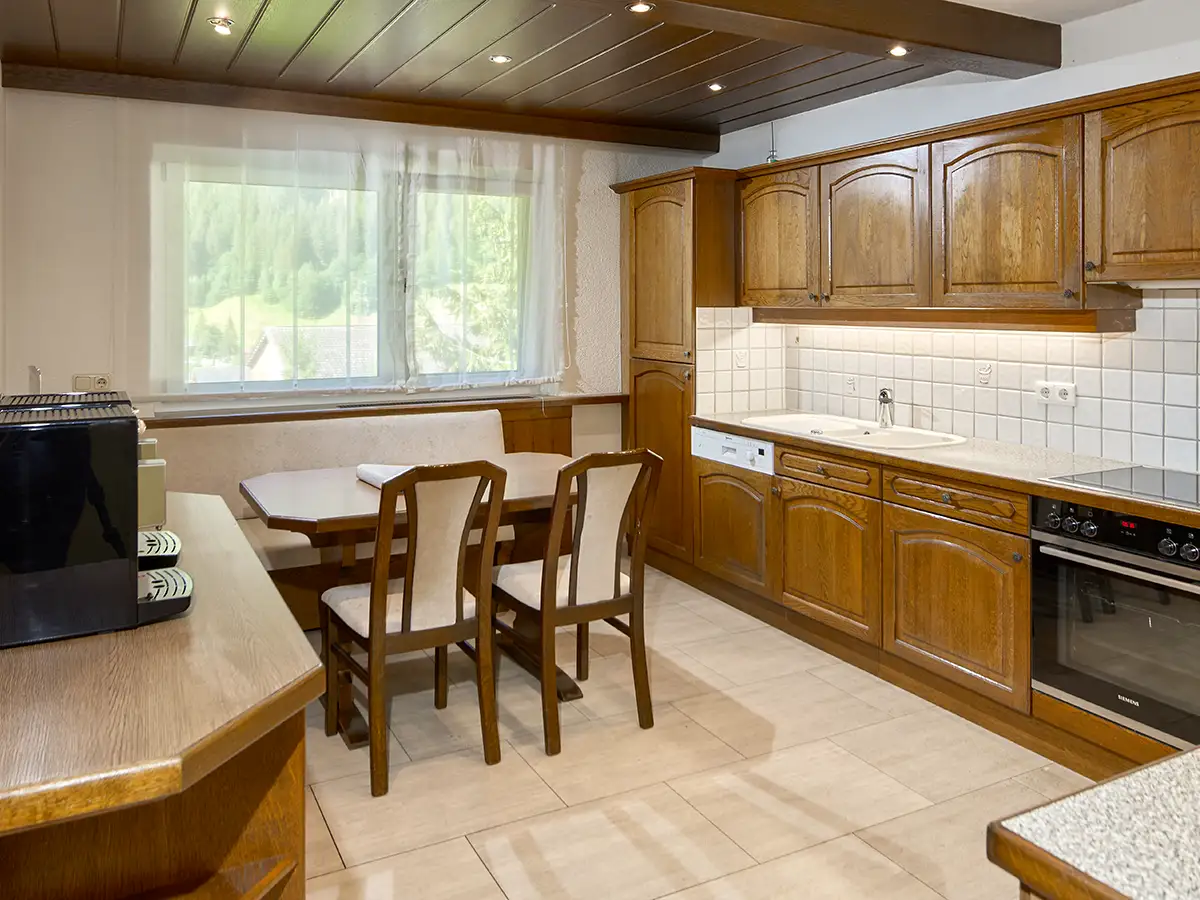 Große Wohnküche mit Holzfronten und Essplatz im Apartment HOME im Chalet H