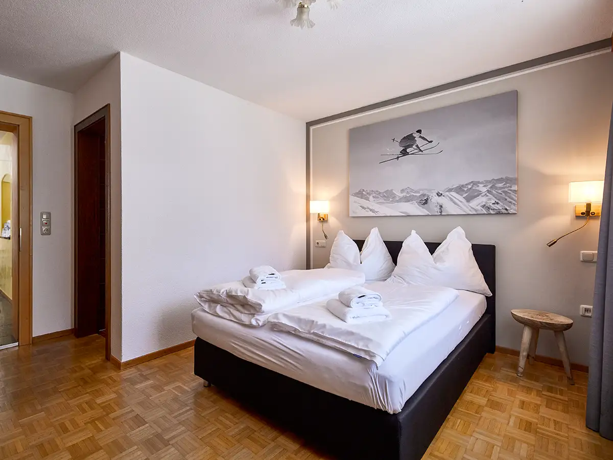 Modernes helles Doppelzimmer mit dekorativ gefalteten Handtüchern im Apartment HOME im Chalet H