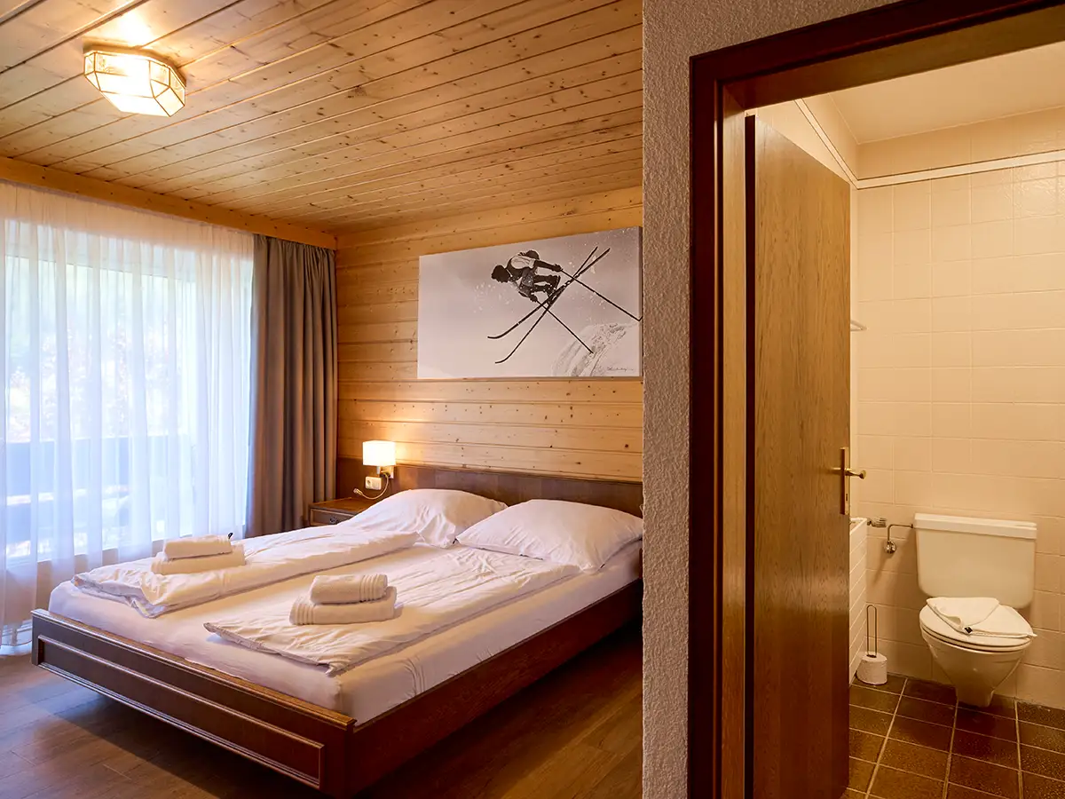 Gemütliches Doppelzimmer mit Holzdecke und warmer Beleuchtung im Apartment HOME im Chalet H