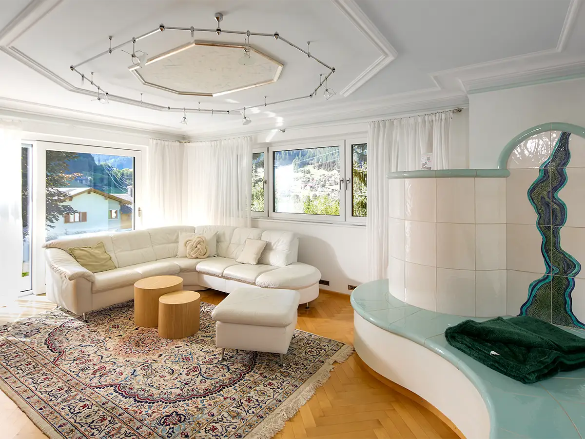 Großzügiges Panoramawohnzimmer mit heller Sitzecke im Apartment HOME im Chalet H